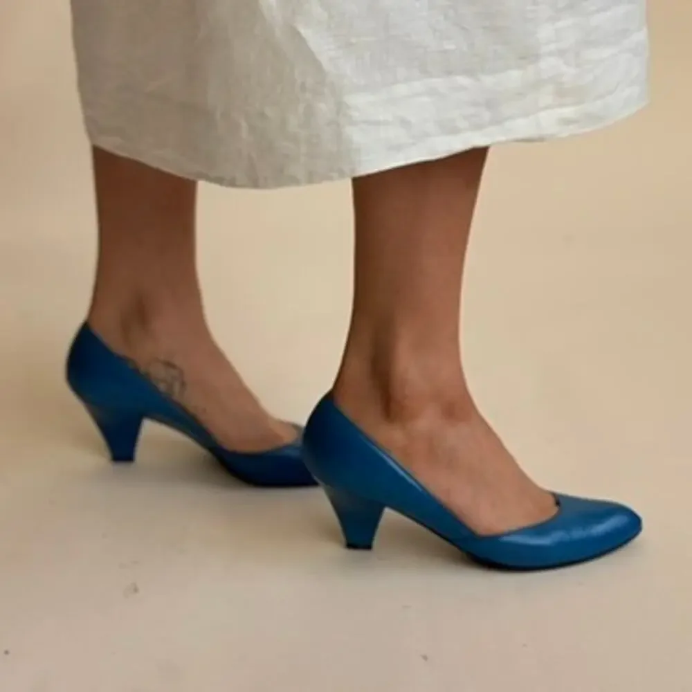 Charles Jourdan Teal D'Orsay Pumps - Pointed Toe, Sculpted Heel, 80s, Size 7.5